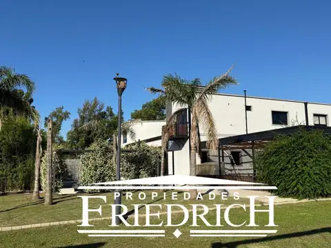 Casa en Alquiler con 8 cocheras