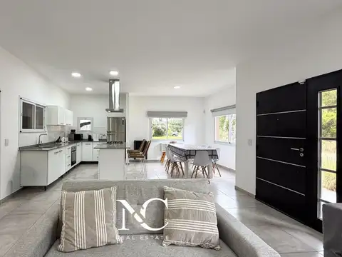 Casa 4 ambientes con 2 baños