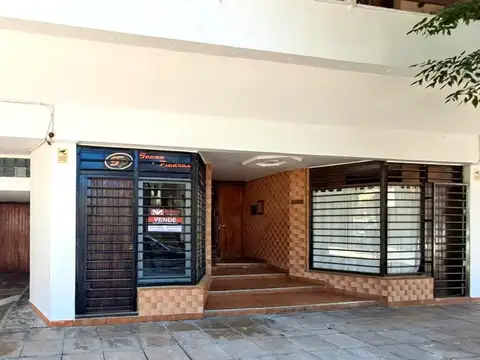 Local Comercial a 3 cuadras del mar con amplio entre-piso!