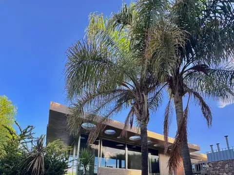 OPENHOUSE vende casa de categoría en Barrio Dalvian