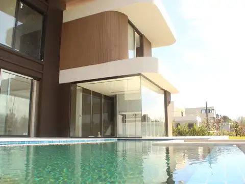 Casa en Alquiler con 2 cocheras