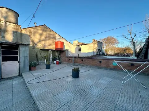 CASA CON LOCAL Y GARAGE AL FRENTE - IRIGOYEN 4091
