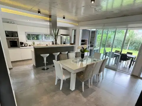 Casa 4 ambientes con 4 baños