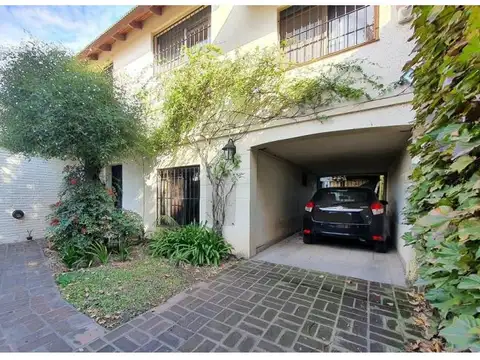 Casa en Venta con 2 cocheras