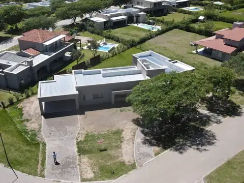 Casa en Venta en Praderas De San Lorenzo, USD 390.000