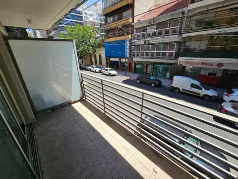 Monoambiente con balcón y cochera en Recoleta
