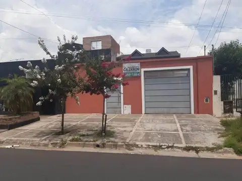 Casa en Venta en Villa Luzuriaga SE PUEDE FINANCIAR HASTA UN 30%