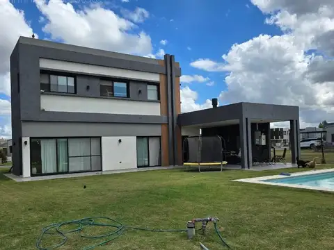 Casa en Alquiler con 1 cochera