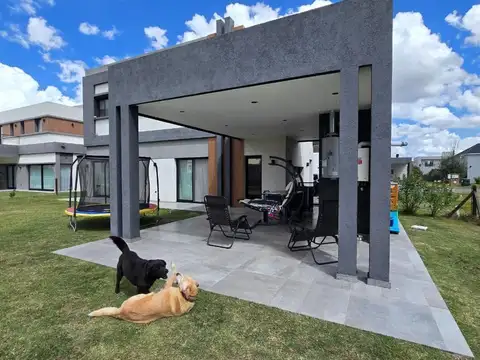 Casa 5 ambientes con 2 baños