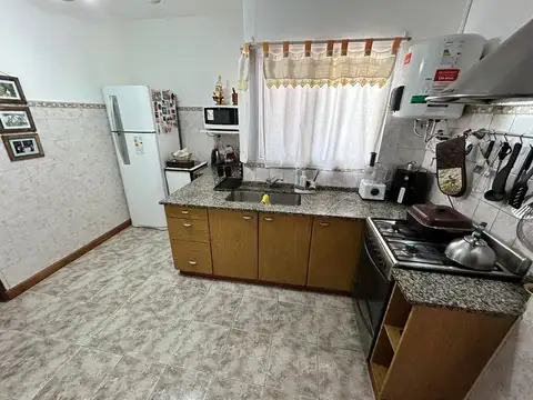 Casa 8 ambientes con 4 baños