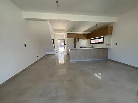 Casa 4 ambientes con 2 baños
