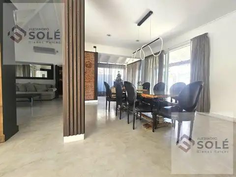 Casa en Venta con 2 cocheras
