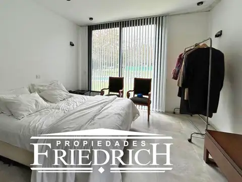 Casa en Venta con 5 cocheras