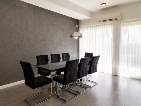 Casa en Alquiler con 2 cocheras