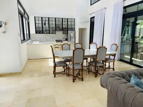 Casa 5 ambientes con 4 baños