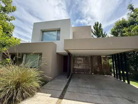 Hermosa casa en Lomas de City Bell