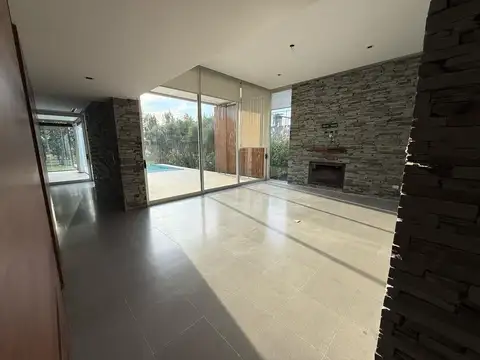 Casa 5 ambientes con 3 baños