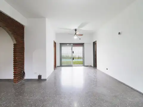 Casa 4 ambientes con 2 baños