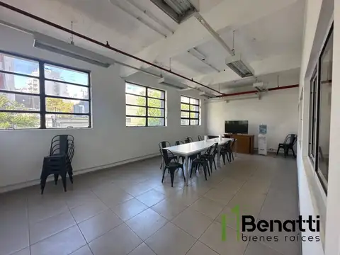 Galpón de 1300m2 en dos plantas. EXCELENTE UBICACIÓN