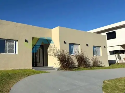 Venta de casa en una planta con pileta - SAN SEBASTIAN AREA 1