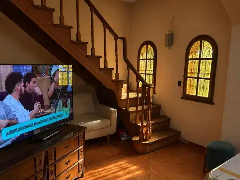 Casa 6 ambientes con 2 baños