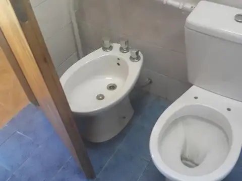 166 E/ 59 y 60: CASA EN VENTA 3 DORM. EN LOS HORNOS, COCHERA CUBIERTA