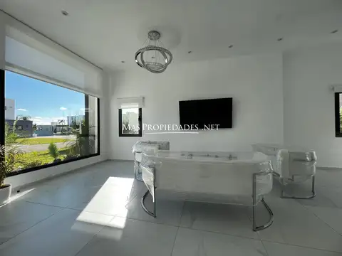 Casa en Venta con 2 cocheras