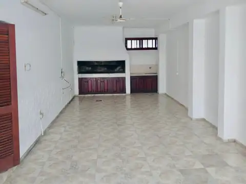 Casa 6 ambientes con 2 baños