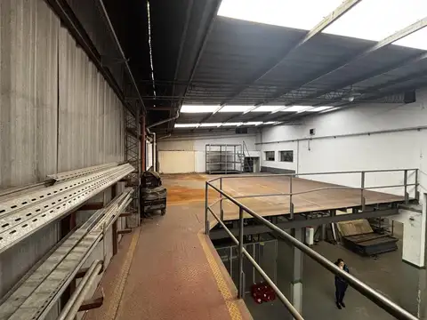 Galpón  / Deposito con oficinas 3800 m2 en Banfield Alquiler - Venta