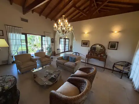 Casa con tres dormitorios, quincho, piscina y cochera en venta