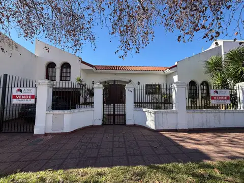 Casa con tres dormitorios, quincho, piscina y cochera en venta