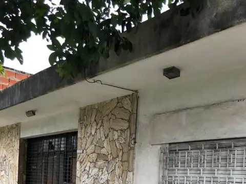 casa tipo PH de 2 amb. más local Llavallol