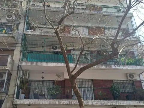 EXCELENTE DEPARTAMENTO DE  3 AMB. 80 M2 CON BALCON