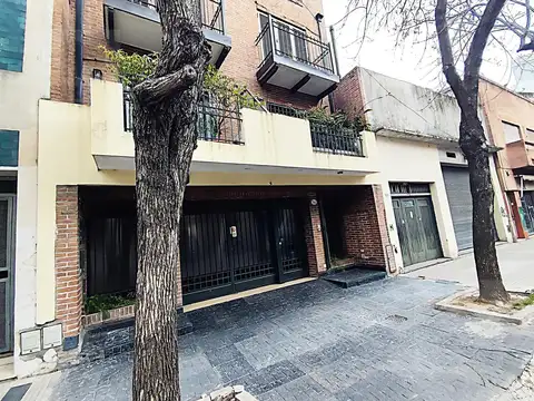Excelente PH con cochera en triplex en Almagro