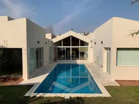 Casa 8 ambientes con 5 baños