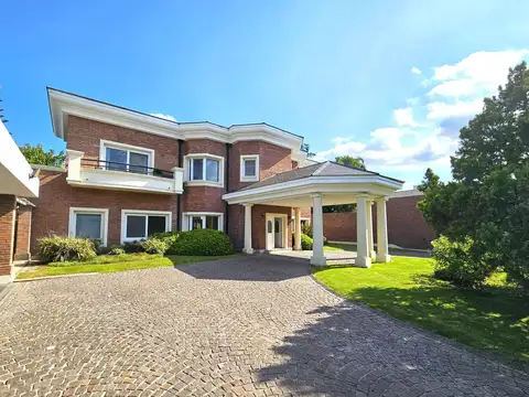 Espectacular Residencia de 760 m2 sobre Cul de Sac - Quincho - Piscina