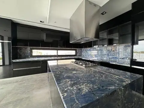 Casa 6 ambientes con 6 baños