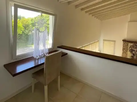 Excelente Casa con Parque Frente al Mar
