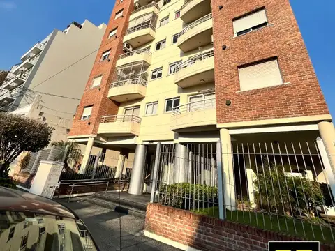 Excelente Departamento 4 ambientes contrafrente con balcón.