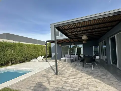 Casa 4 ambientes con 4 baños