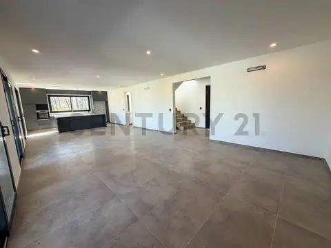 Casa 6 ambientes con 5 baños