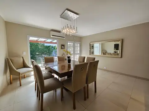 Casa 6 ambientes con 2 baños