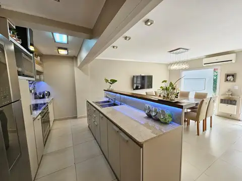 Casa en Venta con 2 cocheras