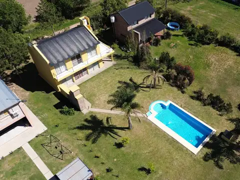 Casa 8 ambientes con 2 baños