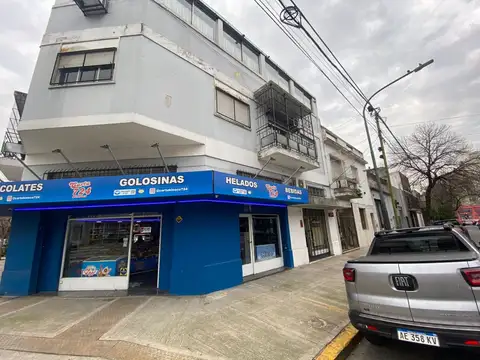 Venta en Block, locales mas vivienda sobre lote en esquina
