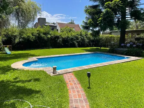venta Casa en B Montecarlo con pileta y quincho