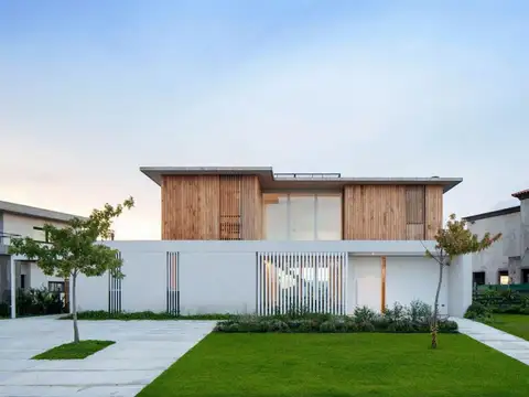 Casa 7 ambientes con 2 baños