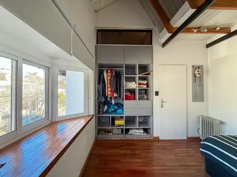 Casa en Venta de 2 Plantas en La Lucila, Con Patio y Pileta