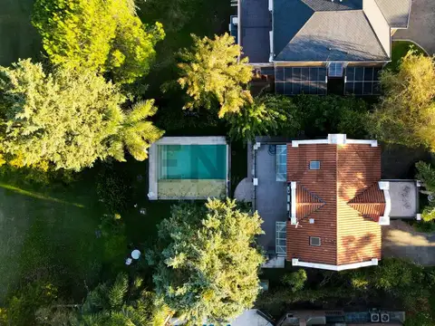 Hermosa Casa a la venta en barrio Saint Thomas Norte en Canning - 6 ambientes con piscina y parque