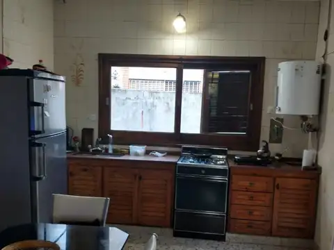 TIPO CASA AL FRENTE EN EXCELENTE UBICACIÓN 